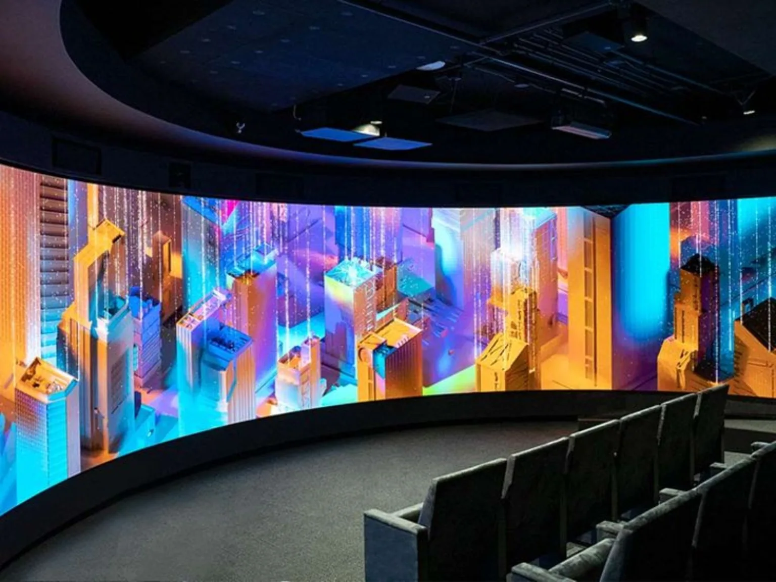 Painel LED panorâmico em sala de apresentação